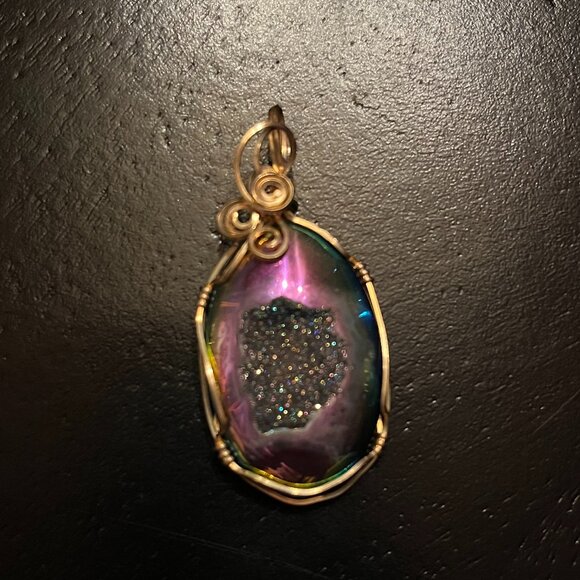 Jewelry - Gold Tone Wire Wrapped Druzy Quartz Purple Pendant Geode